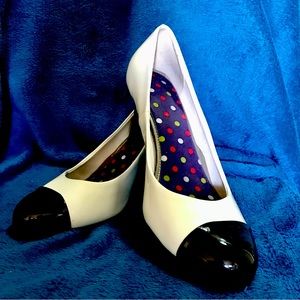 COMFORT PLUS by PREDICTIONS 8W BRAND NEW IN BOX! IVORY AND BLACK TIPPED HEELS!
